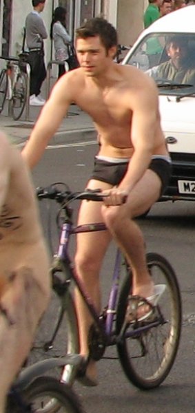 Naked cyclists e