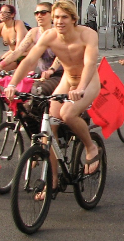 Naked cyclists le