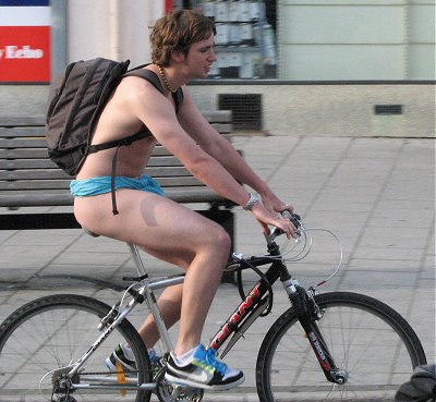 Naked cyclist r