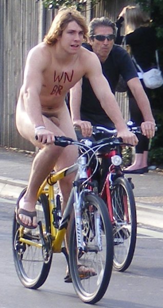 Naked cyclist ze