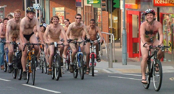 Naked cyclists e